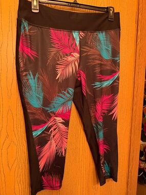 NWT Xersion size 0X Capri workout Leggings black, pink, blue design